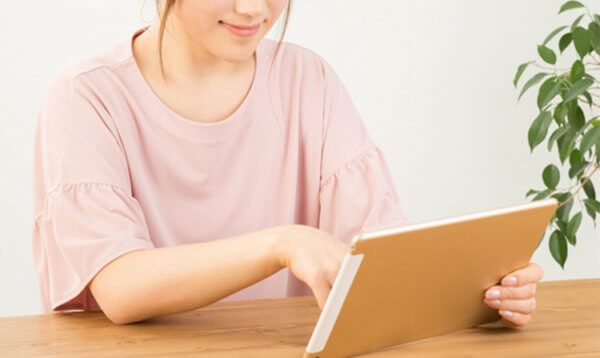 動画を見る女性