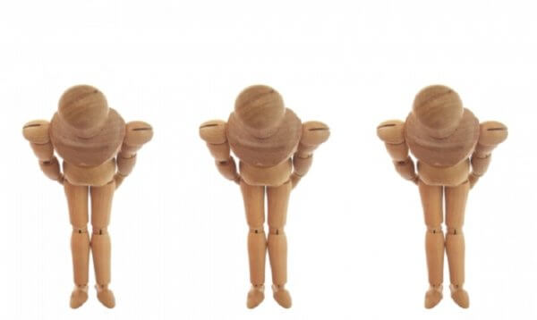 木の模型が3体お辞儀をしている写真