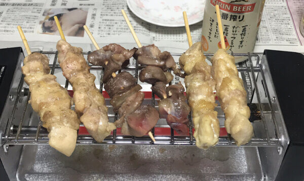 焼き鳥コンロを使って焼き鳥を焼いている写真