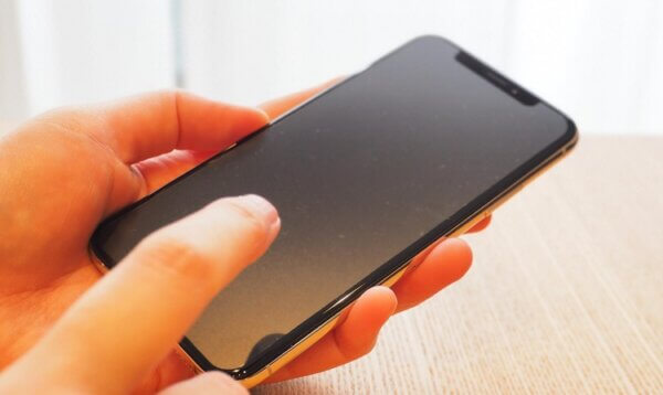 スマホを操作する