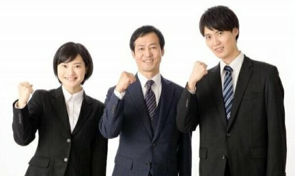 スーツを着た3人