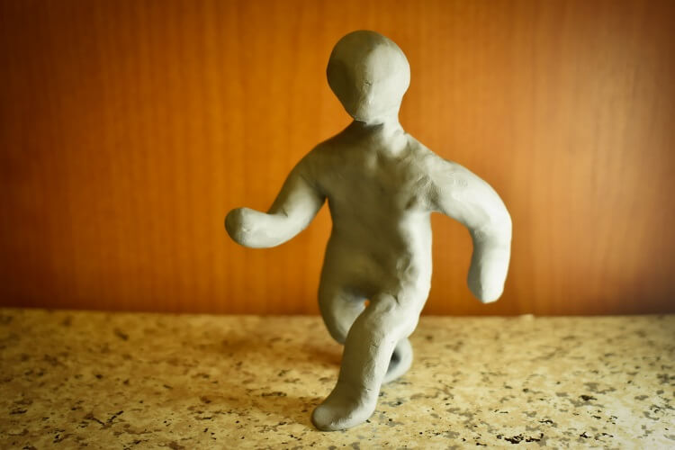 歩く粘土の人形