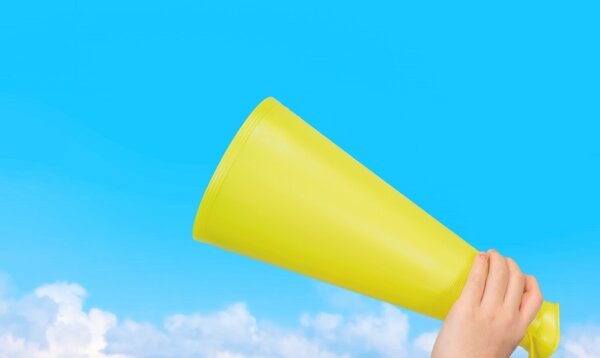 メガホンと青空