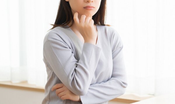 悩む女性
